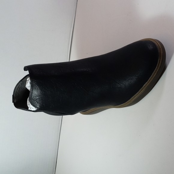 Shoes - Picture 4 of 8